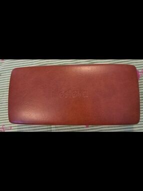 NWOT Illesteva Tan Leather Eye Glasses Sunglass Hard Clam Shell Travel Case